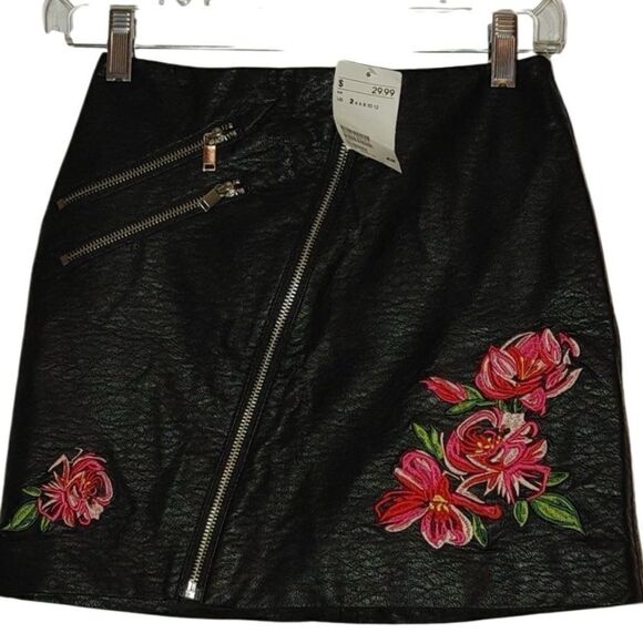 *NEW* DIVIDED LADIES SIZE 2 EMBROIDERED PLEATHER SKIRT W/ZIPPER - Picture 1 of 11
